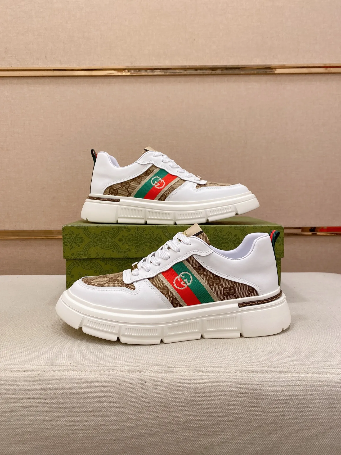 Factory price 400💰New GUCCI (Gucci) counters are on the market at the same time, new men's shoes, 😘fabrics are selected imported cowhide, lining: sheepskin lining. 👍🏿 High-end ☄️ air-cushion molded anti-slip rubber outsole, exquisite lines, simple and elegant, comfortable and high-end for leisure travel. Code number: 38 to 44 (45 can be customized and cannot be returned or exchanged)